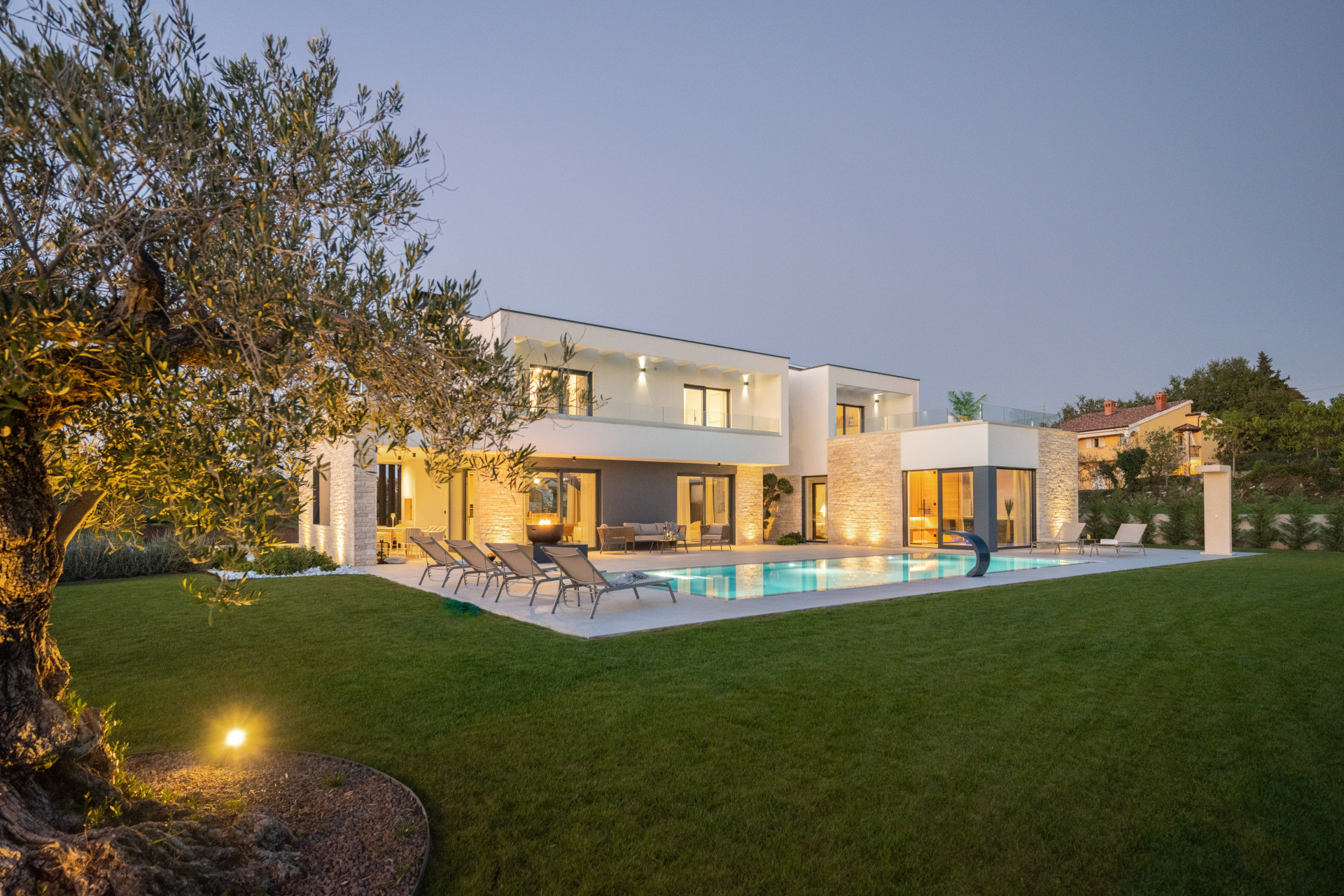 NIGHT VILLA